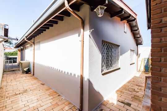 Quintal Lateral - Área de Serviço de casa à venda com 5 quartos, 320m² em Vila Nogueira, Campinas