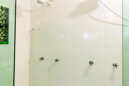 Banheiro  de casa à venda com 5 quartos, 320m² em Vila Nogueira, Campinas