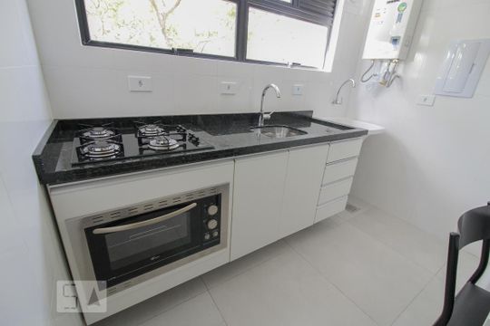 Cozinha de apartamento para alugar com 1 quarto, 28m² em Mercês, Curitiba