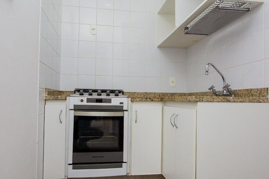 Cozinha de apartamento para alugar com 2 quartos, 52m² em Botafogo, Rio de Janeiro