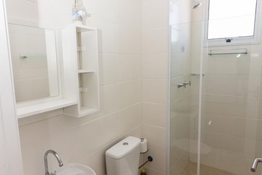 Banheiro de apartamento para alugar com 2 quartos, 47m² em Irajá, Rio de Janeiro
