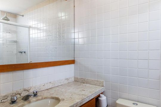 Banheiro Suíte 1 de apartamento à venda com 2 quartos, 200m² em Barra da Tijuca, Rio de Janeiro