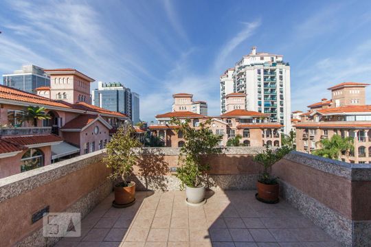 Vista Sala de apartamento à venda com 2 quartos, 200m² em Barra da Tijuca, Rio de Janeiro