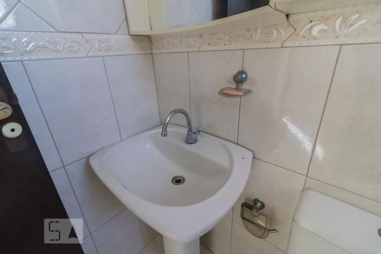 Pia do banheiro de apartamento para alugar com 2 quartos, 65m² em Vila Galvão, Guarulhos