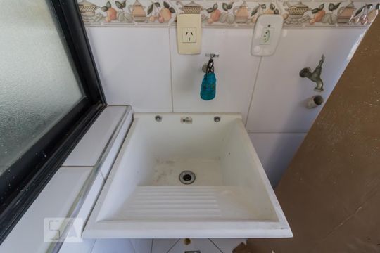 Tanque de apartamento para alugar com 2 quartos, 65m² em Vila Galvão, Guarulhos