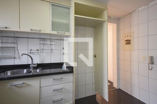 Cozinha de apartamento para alugar com 2 quartos, 80m² em Vila Suzana, São Paulo
