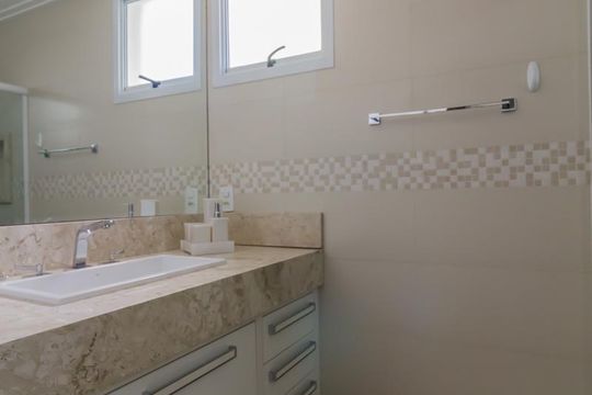Banheiro da suíte de apartamento à venda com 2 quartos, 93m² em Centro, Guarulhos