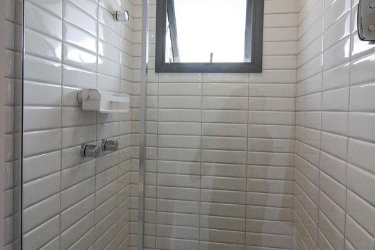 Banheiro de kitnet/studio para alugar com 1 quarto, 42m² em Vila Pompéia, São Paulo