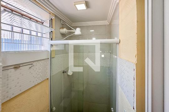 Banheiro de apartamento para alugar com 1 quarto, 18m² em Vila Deodoro, São Paulo