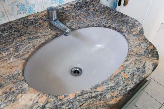 Banheiro de apartamento à venda com 3 quartos, 76m² em Menino Deus, Porto Alegre