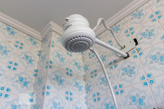Banheiro de apartamento à venda com 3 quartos, 76m² em Menino Deus, Porto Alegre