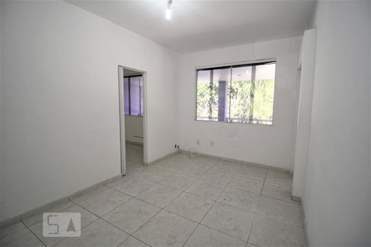 Sala de casa de condomínio à venda com 2 quartos, 240m² em Tanque, Rio de Janeiro