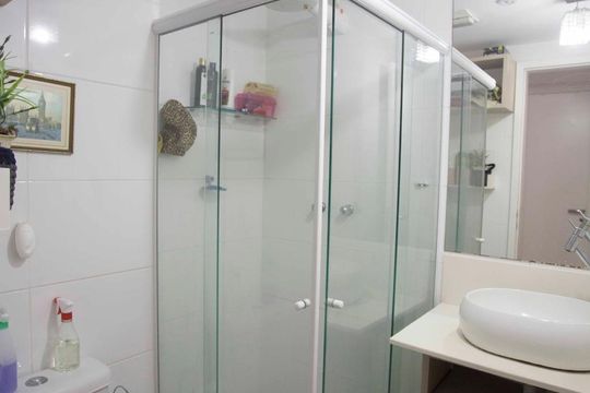 banheiro 1 de apartamento para alugar com 2 quartos, 60m² em Icaraí, Niterói