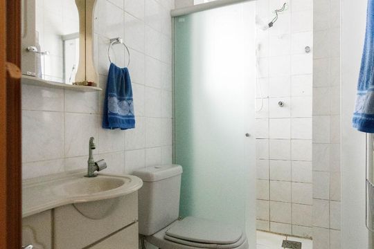 Banheiro de apartamento à venda com 1 quarto, 43m² em São Sebastião, Porto Alegre