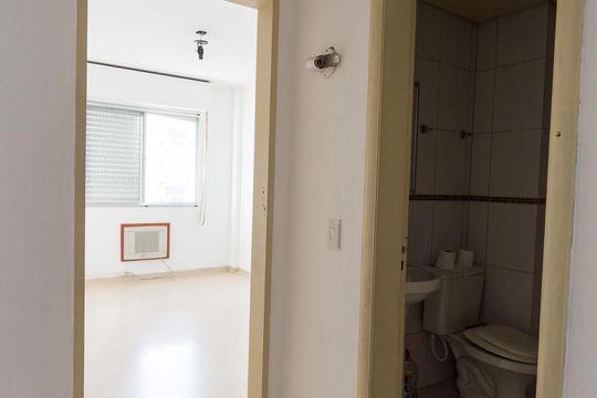 Corredor de apartamento para alugar com 1 quarto, 49m² em Partenon, Porto Alegre