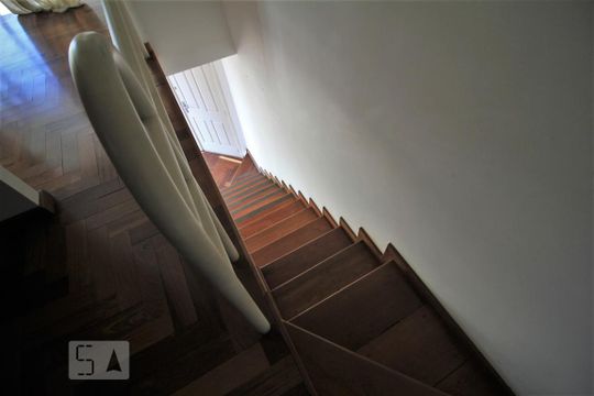 Escadas de apartamento para alugar com 1 quarto, 70m² em Jardim Fonte do Morumbi, São Paulo