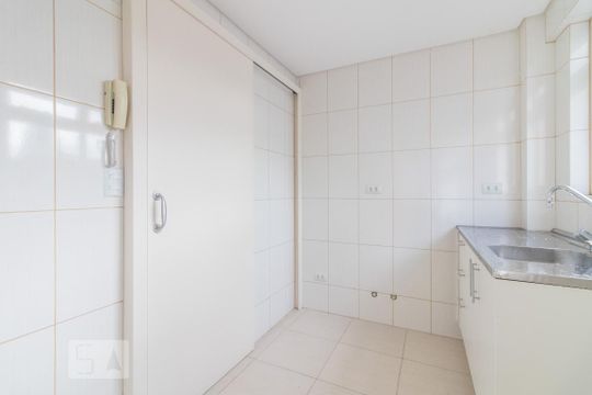 Cozinha de apartamento para alugar com 2 quartos, 45m² em São Francisco, Curitiba