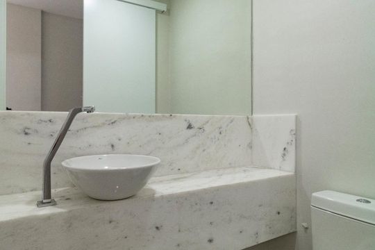Lavabo de apartamento para alugar com 2 quartos, 62m² em Savassi, Belo Horizonte