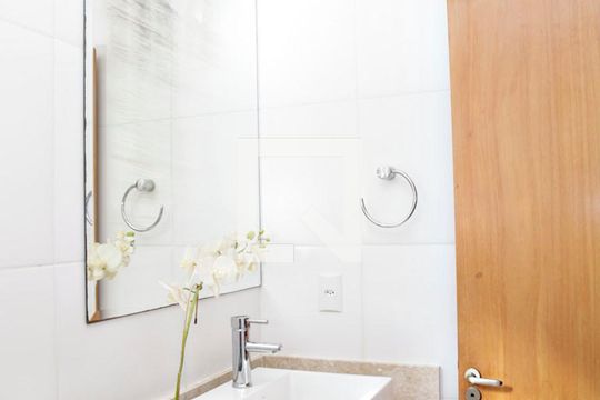 Banheiro de apartamento à venda com 1 quarto, 51m² em Vila Ipiranga, Porto Alegre