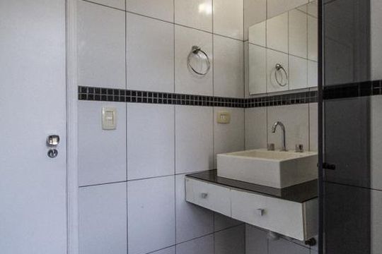 Banheiro de apartamento para alugar com 2 quartos, 71m² em Jardim Londrina, São Paulo