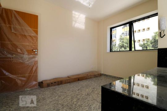 Sala de kitnet/studio para alugar com 1 quarto, 36m² em Funcionários, Belo Horizonte