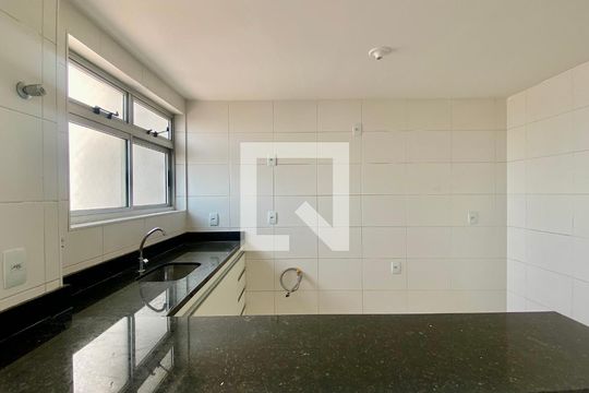 Cozinha de apartamento à venda com 2 quartos, 120m² em Carlos Prates, Belo Horizonte