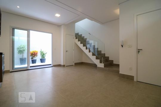 Sala e cozinha de casa de condomínio à venda com 2 quartos, 103m² em Cambuci, São Paulo