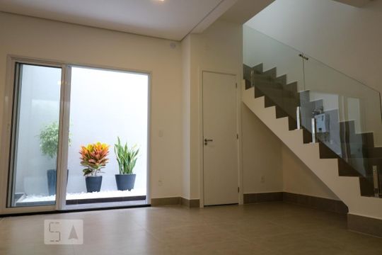 Sala e cozinha de casa de condomínio à venda com 2 quartos, 103m² em Cambuci, São Paulo