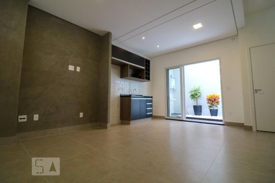 Sala e cozinha de casa de condomínio à venda com 2 quartos, 103m² em Cambuci, São Paulo