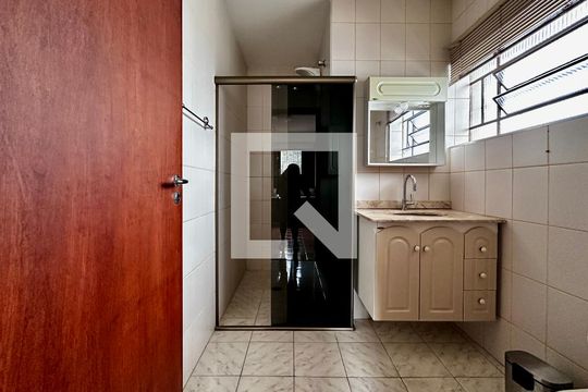 Banheiro Suíte 1 de casa para alugar com 3 quartos, 180m² em Brooklin , São Paulo