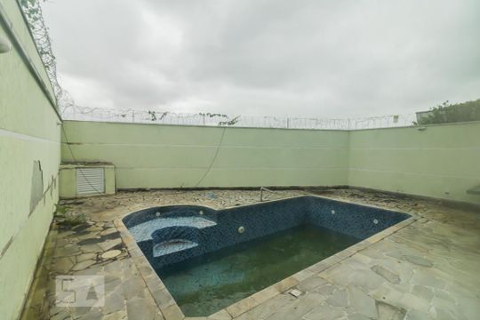 Piscina' de casa à venda com 4 quartos, 400m² em Vila Rosália, Guarulhos