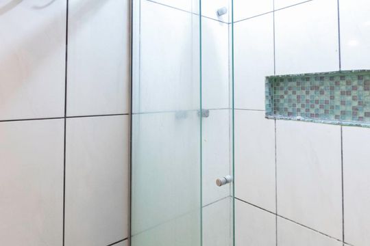 Banheiro social de casa de condomínio à venda com 2 quartos, 85m² em Vargem Grande, Rio de Janeiro