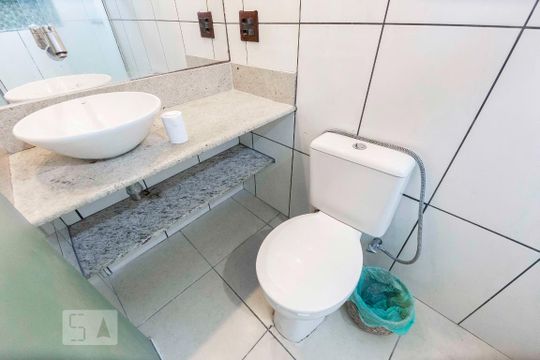 Banheiro social de casa de condomínio à venda com 2 quartos, 85m² em Vargem Grande, Rio de Janeiro