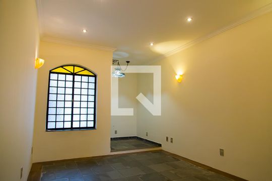 Sala 2 de casa à venda com 3 quartos, 260m² em Conjunto Residencial Jardim Canaã, São Paulo