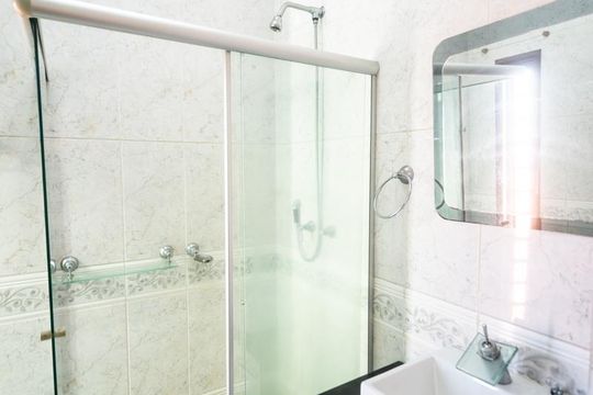 Banheiro de casa à venda com 3 quartos, 550m² em Vila Libanesa, São Paulo