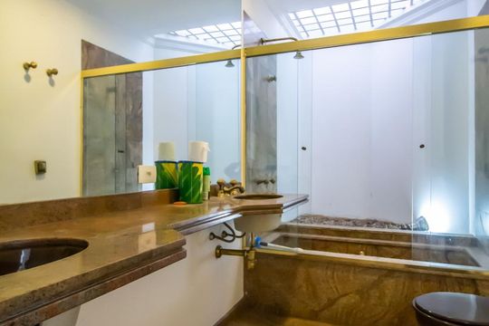 Banheiro social de casa à venda com 4 quartos, 500m² em Alto de Pinheiros, São Paulo