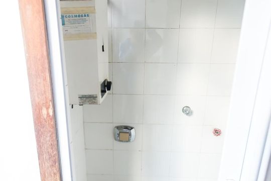 Banheiro de Serviço de apartamento para alugar com 3 quartos, 122m² em Rio Branco, Porto Alegre