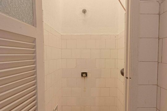 Banheiro de Serviço de apartamento para alugar com 3 quartos, 105m² em Tijuca, Rio de Janeiro