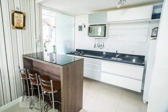 Cozinha de apartamento para alugar com 3 quartos, 68m² em Jardim Carvalho, Porto Alegre