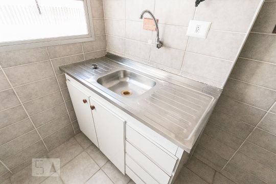 Cozinha de apartamento para alugar com 1 quarto, 55m² em Cambuci, São Paulo