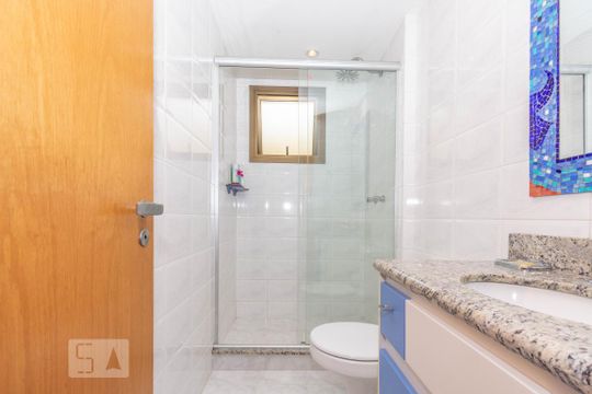 Banheiro de apartamento para alugar com 2 quartos, 87m² em Passo da Areia, Porto Alegre