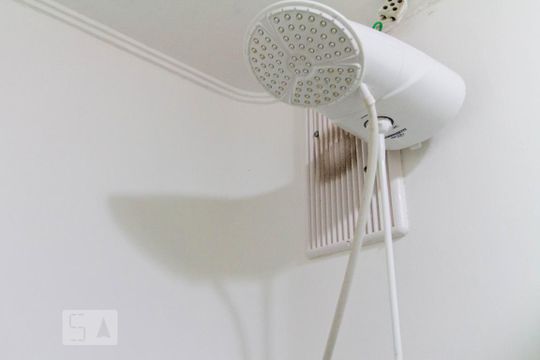 Banheiro de kitnet/studio para alugar com 1 quarto, 25m² em Centro Histórico, Porto Alegre