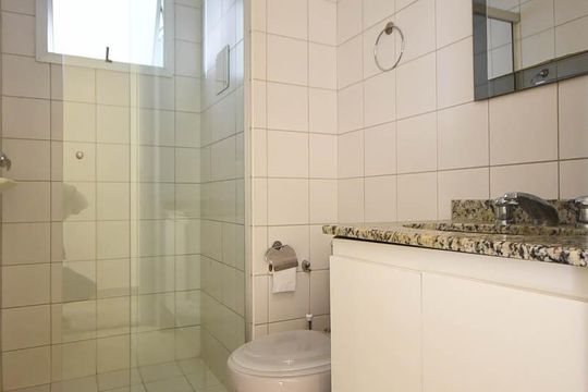 Banheiro de apartamento à venda com 2 quartos, 66m² em Vila Andrade, São Paulo