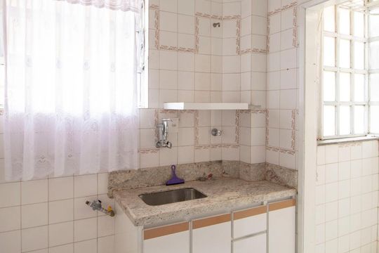 Cozinha de apartamento à venda com 1 quarto, 51m² em Santo Antônio, Belo Horizonte