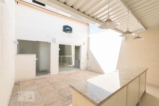 Quintal dos fundos de casa para alugar com 3 quartos, 170m² em Vila Santo Estéfano, São Paulo