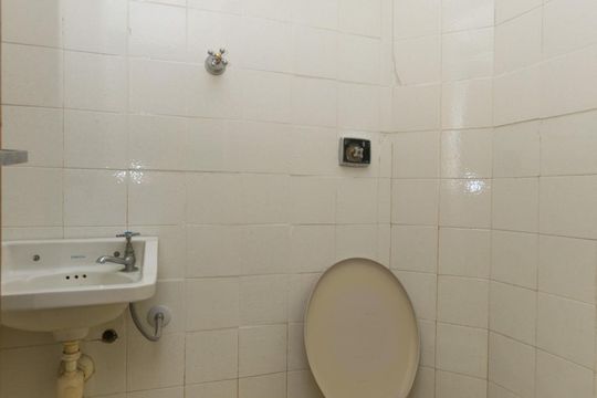 Banheiro de serviço de apartamento para alugar com 2 quartos, 75m² em Saúde, São Paulo