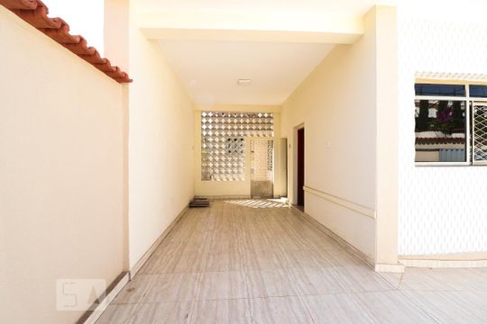 Garagem de casa para alugar com 5 quartos, 270m² em Setor Coimbra, Goiânia