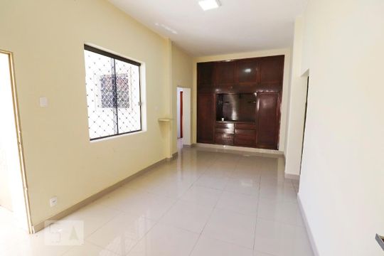 Casa para alugar com 5 quartos, 270m² em Setor Coimbra, Goiânia