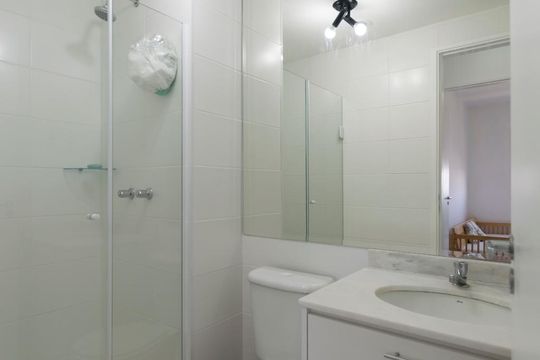 Banheiro social de apartamento à venda com 2 quartos, 53m² em Vila Moraes, São Paulo