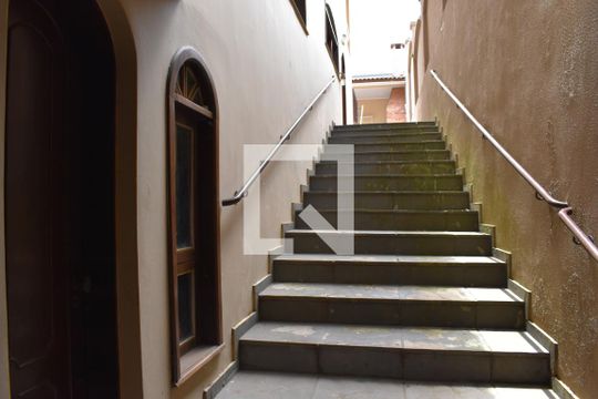 Passagem lateral de casa para alugar com 7 quartos, 510m² em Guabirotuba, Curitiba